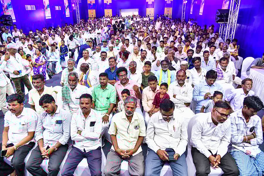 ಕೊಪ್ಪಳ ತಾಲ್ಲೂಕಿನ ಮೆತಗಲ್‌ನಲ್ಲಿ ಬುಧವಾರ ನಡೆದ ಕೃಷಿ ಸಂಸ್ಕರಣಾ ತರಬೇತಿ ಘಟಕ ಮತ್ತು ಸಾಮಾನ್ಯ ಸೌಲಭ್ಯ ಕೇಂದ್ರದ ಉದ್ಘಾಟನಾ ಕಾರ್ಯಕ್ರಮದಲ್ಲಿ ಪಾಲ್ಗೊಂಡಿದ್ದ ಜನ –ಪ್ರಜಾವಾಣಿ ಚಿತ್ರ

