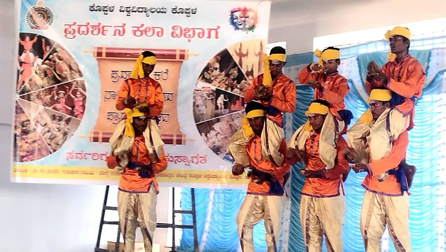 ಕುಕನೂರು ತಾಲ್ಲೂಕಿನ ತಳಕಲ್ ಗ್ರಾಮದ ವಿಶ್ವವಿದ್ಯಾಲಯದಲ್ಲಿ ಜಾನಪದ ನೃತ್ಯ ಪ್ರದರ್ಶನಗೊಂಡಿತು