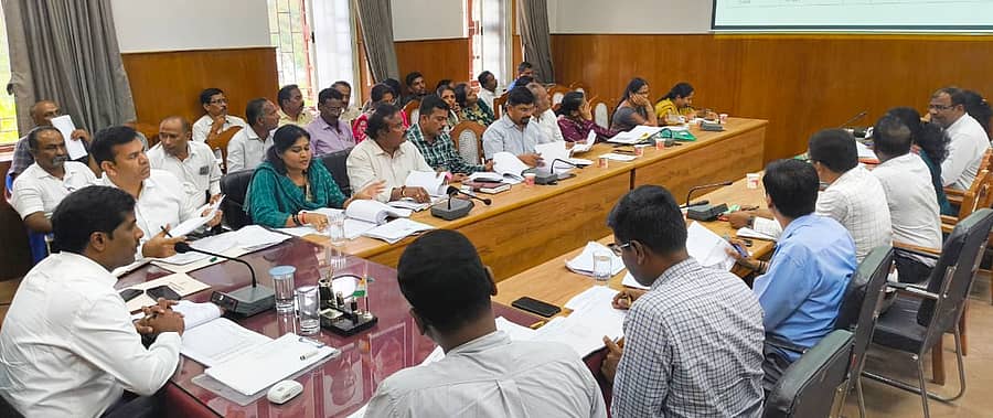 ಮಂಡ್ಯ ಜಿಲ್ಲಾಧಿಕಾರಿ ಕಚೇರಿಯಲ್ಲಿ ನಗರ ಸ್ಥಳೀಯ ಸಂಸ್ಥೆಗಳ ಅಧಿಕಾರಿಗಳೊಂದಿಗೆ ಜಿಲ್ಲಾಧಿಕಾರಿ ಕುಮಾರ ಅವರು ಸಭೆ ನಡೆಸಿದರು 