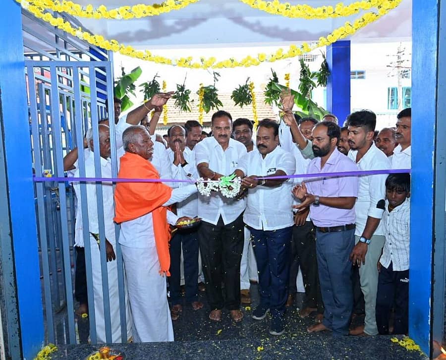 <div class="paragraphs"><p>ಹುಳಿಯಾರು ಸಮೀಪದ ಬೊಮ್ಮೇನಹಳ್ಳಿ ಹಾಲು ಉತ್ಪಾದಕರ ಸಹಕಾರ ಸಂಘದ ಆವರಣದಲ್ಲಿ ಬುಧವಾರ ಬಿಎಂಸಿ ಘಟಕವನ್ನು ತುಮಲ್‌ ಅಧ್ಯಕ್ಷ ಎಚ್.ವಿ.ವೆಂಕಟೇಶ್‌ ಉದ್ಘಾಟಿಸಿದರು</p></div>