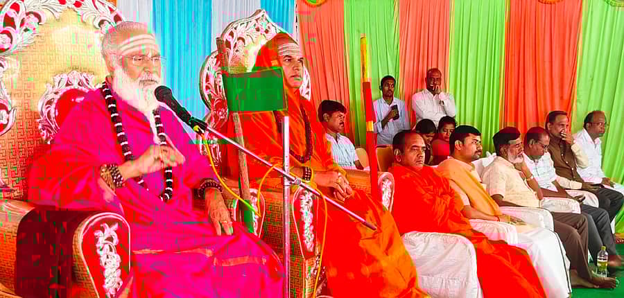 ಕುಷ್ಟಗಿ ತಾಲ್ಲೂಕು ಚಳಗೇರಾದಲ್ಲಿನ ಕಾರ್ಯಕ್ರಮದಲ್ಲಿ ರಂಭಾಪುರಿ ಪೀಠದ ಪ್ರಸನ್ನ ರೇಣಕು ವೀರಸೋಮೇಶ್ವ ಸ್ವಾಮೀಜಿ ಮಾತನಾಡಿದರು