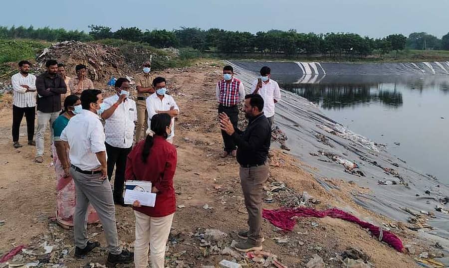 ರಾಯಚೂರಿನ ಲೀಚೇಟ್ ನಿರ್ವಹಣಾ ಕೊಳದ ನಿರ್ಮಾಣ ಕಾಮಗಾರಿಯನ್ನು ಮಹಾನಗರ ಪಾಲಿಕೆಯ ಮೇಯರ್ ನರಸಮ್ಮ ಮಾಡಗಿರಿ, ಆಯುಕ್ತ ಜುಬಿನ್‌ ಮೊಹಾಪಾತ್ರಾ ಹಾಗೂ ಮಹಾನಗರಪಾಲಿಕೆ ಸದಸ್ಯರು ಪರಿಶೀಲಿಸಿದರು