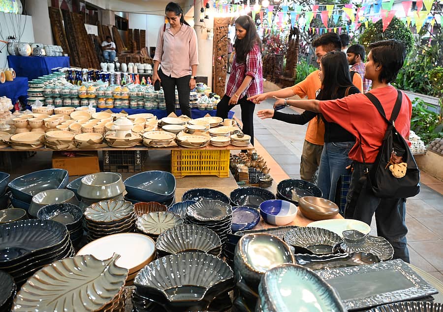 <div class="paragraphs"><p>ರಂಗೋಲಿ ಮೆಟ್ರೊ ಆರ್ಟ್ ಸೆಂಟರ್‌ನಲ್ಲಿ ‘ಪ್ರಜಾವಾಣಿ’ ಮತ್ತು ‘ಡೆಕ್ಕನ್ ಹೆರಾಲ್ಡ್ ಆಯೋಜಿಸಿರುವ ‘ಇಂಡಿಯನ್ ಆರ್ಟಿಸಾನ್ಸ್ ಹಾಟ್’ ಪ್ರದರ್ಶನದಲ್ಲಿ ಜನರು ತಮಗಿಷ್ಟವಾದ ವಸ್ತುಗಳನ್ನು ಖರೀದಿಸಿದರು</p></div>