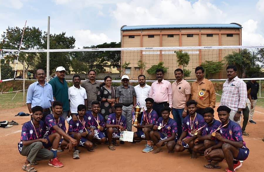 ವಾಲಿಬಾಲ್ ಟೂರ್ನಿಯಲ್ಲಿ ವಿಜೇತರಾದ ಹೊಸದುರ್ಗ ಪ್ರಥಮ ದರ್ಜೆ ಕಾಲೇಜಿನ ವಿದ್ಯಾರ್ಥಿಗಳನ್ನು ಕಾಲೇಜು ಆಡಳಿತ ಮಂಡಳಿಯವರು ಅಭಿನಂದಿಸಿದರು