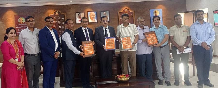 ಹುಬ್ಬಳ್ಳಿಯಲ್ಲಿನ ನೈಋತ್ಯ ರೈಲ್ವೆ ವಲಯದ ಪ್ರಧಾನ ಕಚೇರಿಯಲ್ಲಿ ಬ್ಯಾಂಕ್‌ ಮತ್ತು ರೈಲ್ವೆ ಇಲಾಖೆಯ ಅಧಿಕಾರಿಗಳು ಒಪ್ಪಂದಕ್ಕೆ ಸಹಿ ಹಾಕಿದರು