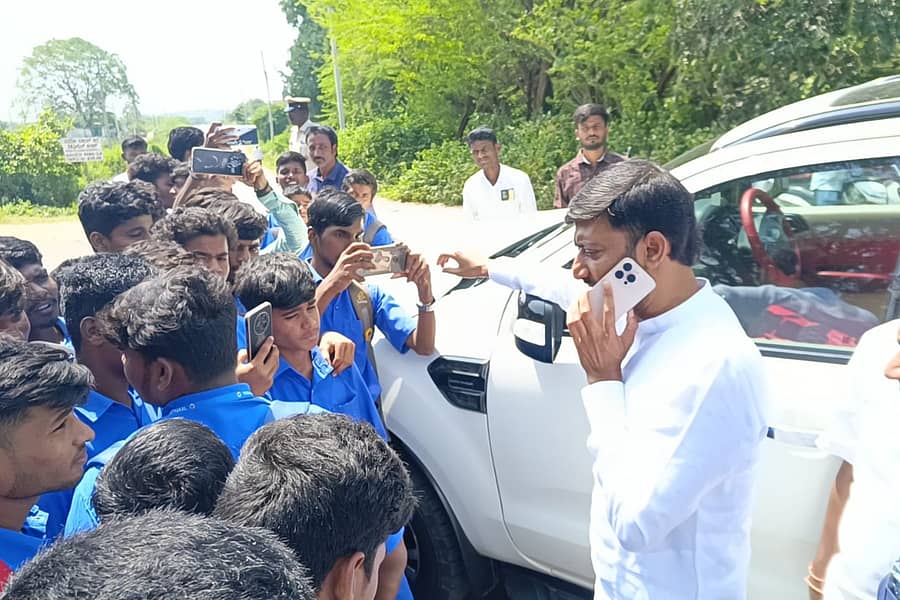 ಗುರುಮಠಕಲ್‌ ಪಟ್ಟಣದಲ್ಲಿ ತರಬೇತಿ ಸಂಸ್ಥೆಯ ಸಮಸ್ಯೆಗಳ ಪರಿಹಾರಕ್ಕಾಗಿ ಅಧಿಕಾರಿಗಳಿಗೆ ಕರೆ ಮಾಡಿ ಶಾಸಕ ಶರಣಗೌಡ ಕಂದಕೂರ ಮಾತನಾಡಿದರು