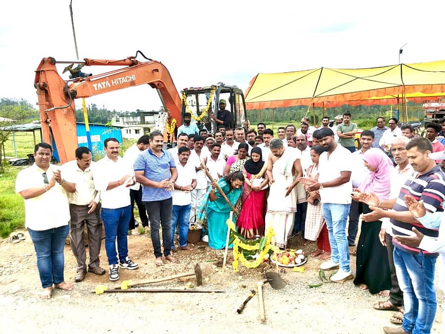 <div class="paragraphs"><p><strong>ಬಿರಂಜಿ ಹೊಳೆಯಿಂದ ಆಲ್ದೂರು ಪಟ್ಟಣಕ್ಕೆ ಸಂಪರ್ಕ ಕಲ್ಪಿಸುವ ರಸ್ತೆ ಕಾಮಗಾರಿಗೆ ಬುಧವಾರ ಶಾಸಕಿ ನಯನ ಭೂಮಿ ಪೂಜೆ ನೆರವೇರಿಸಿ ಚಾಲನೆ ನೀಡಿದರು</strong></p></div>