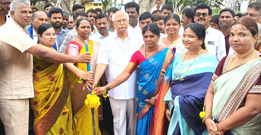 ನಾಯಕನಹಟ್ಟಿ ಪಟ್ಟಣದಲ್ಲಿ ಶಾಸಕ ಎನ್.ವೈ.ಗೋಪಾಲಕೃಷ್ಣ ಗುರುವಾರ ವಿವಿಧ ಕಾಮಗಾರಿಗಳಿಗೆ ಭೂಮಿಪೂಜೆ ನೆರವೇರಿಸಿದರು.