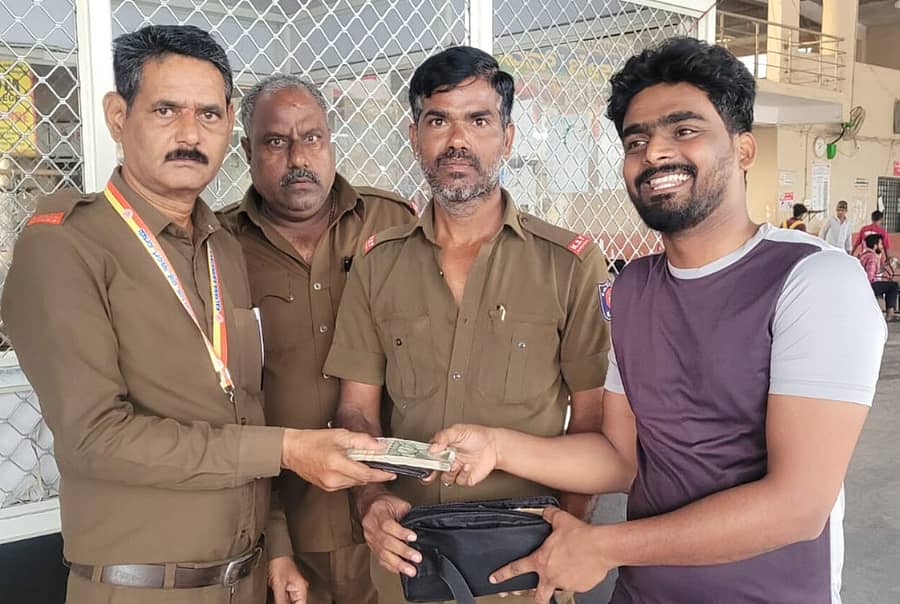 ಕಂಪ್ಲಿಯ ಚಾಲಕ ಶ್ರೀಕಾಂತ, ಸಿಂಧನೂರಿನ ಕೆ.ಕೆ.ಆರ್.ಟಿ.ಸಿ ಸಂಚಾರ ನಿಯಂತ್ರಕ  ಶಶಿಧರ ಪಾಟೀಲ್ ಅವರು ಪ್ರಯಾಣಿಕ ಕೆ.ವಿ. ಸತ್ಯನಾರಾಯಣ ಅವರಿಗೆ ಹಣ, ದಾಖಲೆಗಳ ಪರ್ಸ್ ಅನ್ನು ಹಿಂತಿರುಗಿಸಿದರು  