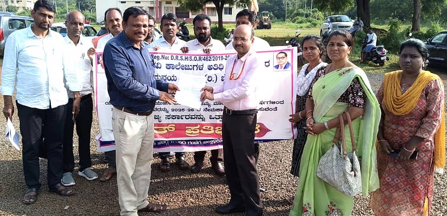 ಸರ್ಕಾರಿ ಪದವಿ ಕಾಲೇಜುಗಳ ಅತಿಥಿ ಉಪನ್ಯಾಸಕರ ರಾಜ್ಯ ಸಮನ್ವಯ ಸಮಿತಿ ಜಿಲ್ಲಾ ಘಟಕದ ಪದಾಧಿಕಾರಿಗಳು ಬೀದರ್‌ನಲ್ಲಿ ಗುರುವಾರ ಹೆಚ್ಚುವರಿ ಜಿಲ್ಲಾಧಿಕಾರಿ ಶಿವಾನಂದ ಕರಾಳೆ ಅವರಿಗೆ ಮನವಿ ಪತ್ರ ಸಲ್ಲಿಸಿದರು