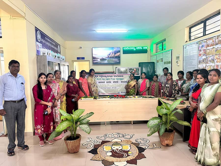ಚಿಂತಾಮಣಿಯ ಕೃಷಿ ವಿಜ್ಞಾನ ಕೇಂದ್ರದಲ್ಲಿ ಬುಧವಾರ ಆಯೋಜಿಸಿದ್ದ ವಿಶ್ವ ಆಹಾರ ದಿನಾಚರಣೆಯಲ್ಲಿ ಭಾಗವಹಿಸಿದ್ದ ರೈತ ಮಹಿಳೆಯರು 