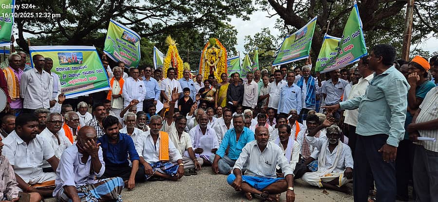 ಕೆ.ಆರ್.ನಗರ ತಾಲ್ಲೂಕಿನ ಕಪ್ಪಡಿ ಕ್ಷೇತ್ರದ ಅಭಿವೃದ್ಧಿ ಪ್ರಾಧಿಕಾರ ರಚಿಸದಂತೆ ಒತ್ತಾಯಿಸಿ ವಿವಿಧ ಗ್ರಾಮಗಳ ಭಕ್ತರು ಇಲ್ಲಿನ ತಾಲ್ಲೂಕು ಆಡಳಿತ ಸೌಧ ಆವರಣದಲ್ಲಿ ಗುರುವಾರ ಪ್ರತಿಭಟನೆ ನಡೆಸಿದರು