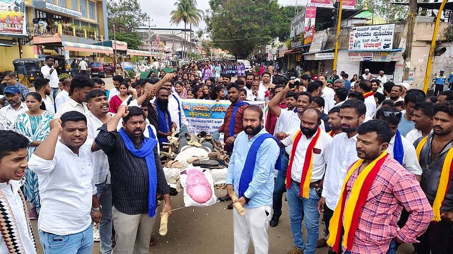 ಚಿಕ್ಕಮಗಳೂರಿನ ಆಜಾದ್ ಪಾರ್ಕ್ ವೃತ್ತದಲ್ಲಿ ಅಣಕು ಶವ ಯಾತ್ರೆ ನಡೆಸಿದ ಪ್ರತಿಭಟನಾಕಾರರು