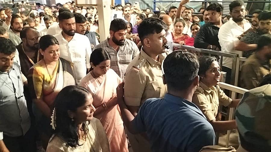 ಗುರುವಾರ ಸಂಜೆ ಹಾಸನಾಂಬ ದೇಗುಲಕ್ಕೆ ಬಂದ ಸಚಿವೆ ಲಕ್ಷ್ಮಿ ಹೆಬ್ಬಾಳಕರ, ₹1 ಸಾವಿರ ಟಿಕೆಟ್‌ ಪಡೆದು ಜನರ ಜೊತೆಗೆ ದೇವಿಯ ದರ್ಶನ ಪಡೆದರು.