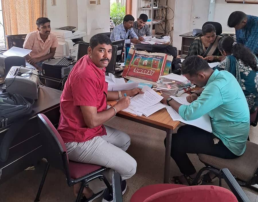 ಪಿಲಿಕುಳ ಅಭಿವೃದ್ಧಿ ಪ್ರಾಧಿಕಾರದ ಕಚೇರಿಗಳಿಗೆ ಲೋಕಾಯುಕ್ತ ಪೊಲೀಸರು ಗುರುವಾರ ದಿಢೀರ್  ಭೇಟಿ ನೀಡಿ ದಾಖಲೆಗಳನ್ನು ಪರಿಶೀಲಿಸಿದರು