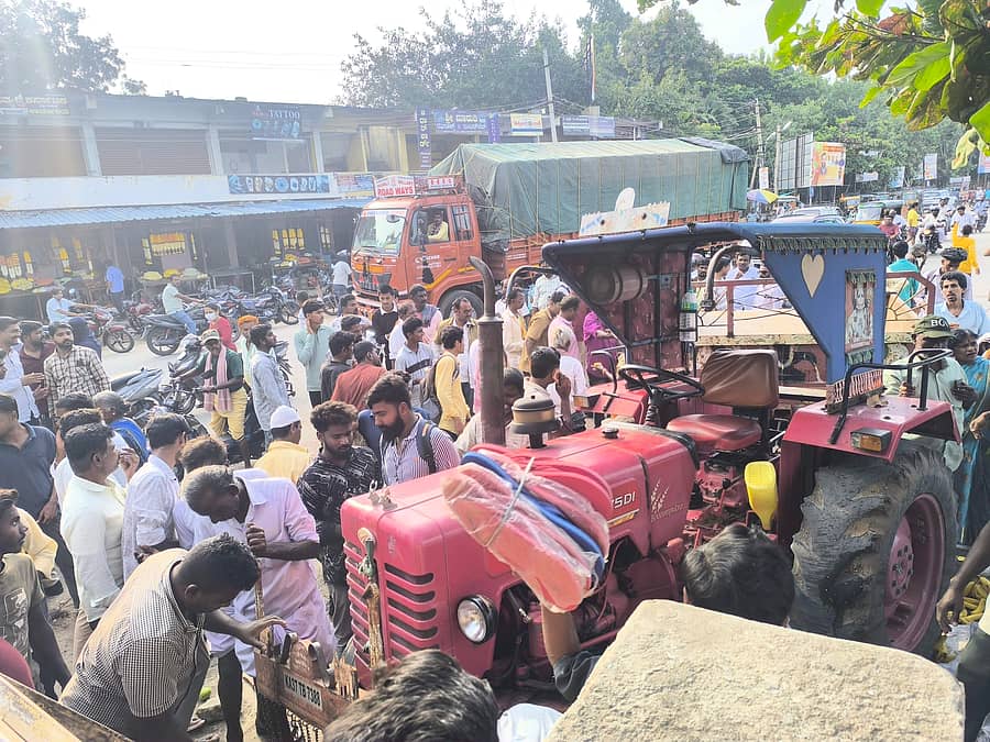 ಚಾಲಕನ ನಿಯಂತ್ರಣ ತಪ್ಪಿ, ಟ್ರಾಕ್ಟರ್ ವೊಂದು ನಗರದ ಕೇಂದ್ರಿಯ ಬಸ್ ನಿಲ್ದಾಣ ಸಮೀಪದ ಬೆಂಗಳೂರು ಬೇಕರಿ ಮುಂಭಾಗ ಹಣ್ಣು, ಚಪ್ಪಲಿ ಮಾರಾಟ ಹಾಗೂ ಖಾಲಿ ಟಿಫಿನ್ ಬಂಡಿ ಸ್ಥಳಕ್ಕೆ ನುಗ್ಗಿರುವುದು
