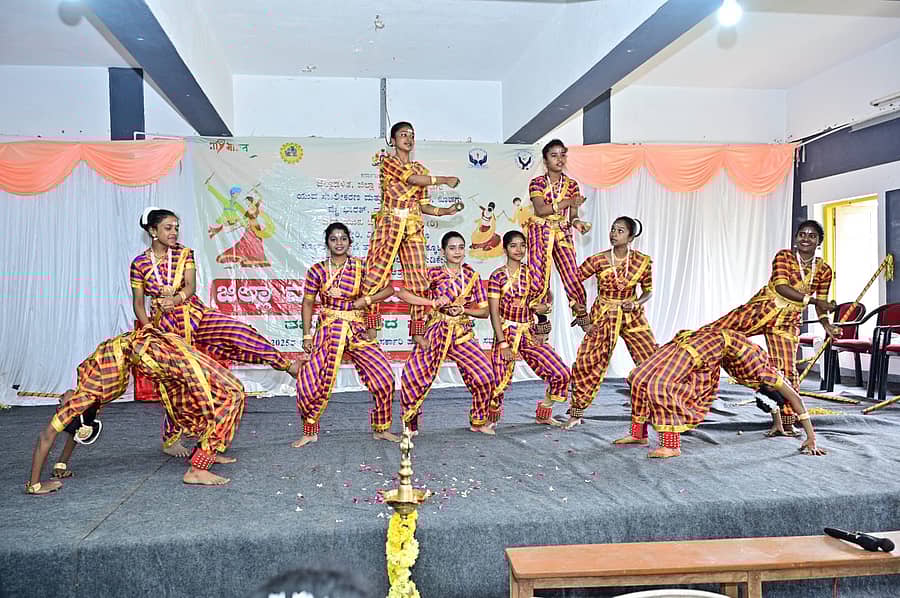 ಕೊಡಗು ಜಿಲ್ಲಾಮಟ್ಟದ ಯುವ ಜನೋತ್ಸವದಲ್ಲಿ ವಿದ್ಯಾರ್ಥಿಗಳ ತಂಡವೊಂದು ನೃತ್ಯ ಪ್ರದರ್ಶಿಸಿತು