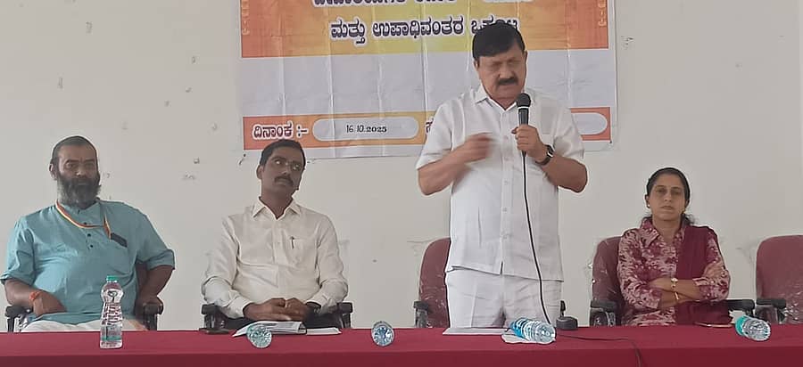 ತೀರ್ಥಹಳ್ಳಿಯಲ್ಲಿ ಶಾಸಕ ಆರಗ ಜ್ಞಾನೇಂದ್ರ ಮುಜರಾಯಿ ಅರ್ಚಕರ ಸಭೆಯಲ್ಲಿ ಮಾತನಾಡಿದರು.