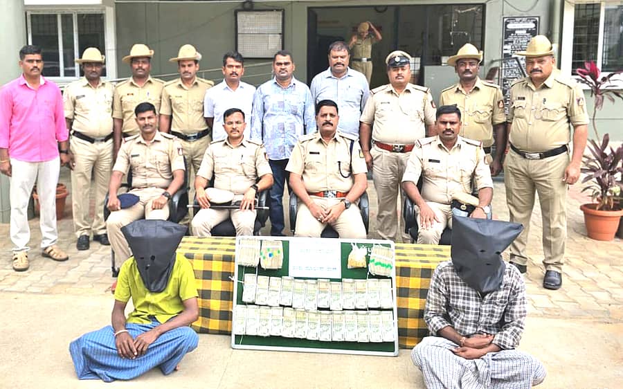 ತಳಕು ಪೊಲೀಸರು ಗುರುವಾರ ನಕಲಿ ಚಿನ್ನ ಮಾರಾಟದಲ್ಲಿ ತೊಡಗಿದ್ದ ವ್ಯಕ್ತಿಗಳನ್ನು ಬಂಧಿಸಿ ನಕಲಿ ಚಿನ್ನ ಮತ್ತು ನಗದು ವಶಪಡಿಸಿಕೊಂಡಿರುವುದು.