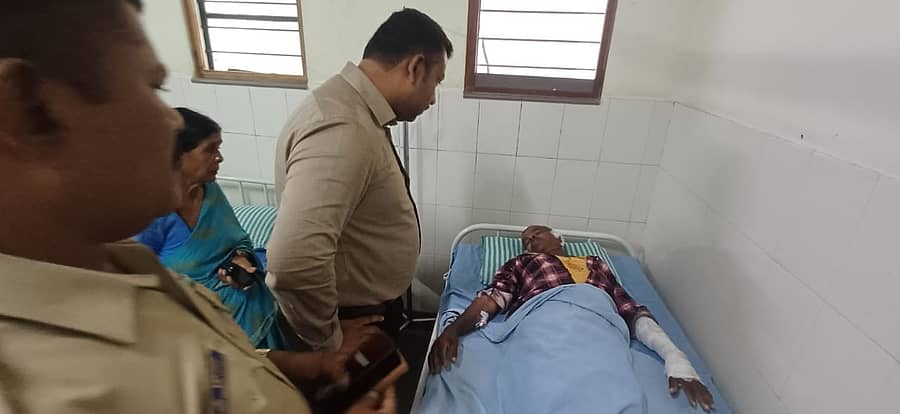 ಸರಗೂರಿನ ಕಬಿನಿ ಬಲದಂಡೆ ಬಳಿ ಅಪಘಾಥದಲ್ಲಿ ಗಾಯಗೊಂಡು ಚಿಕಿತ್ಸೆ ಪಡೆಯುತ್ತಿರುವವರ ಯೋಗಕ್ಷೇಮ ವಿಚಾರಿಸುತ್ತಿರುವ ಪ್ರಭಾರ ತಾಲ್ಲೂಕು ಆರೋಗ್ಯಾಧಿಕಾರಿ ಡಾ.ಶರತ್