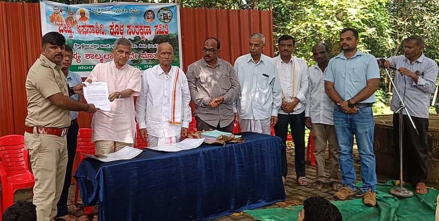 ಅಘನಾಶಿನಿ- ಬೇಡ್ತಿ ನದಿ ಯೋಜನೆ ವಿರೋಧಿಸಿ  ಬೇಡ್ತಿ–ಅಘನಾಶಿನಿ ಕೊಳ್ಳ ಸಂರಕ್ಷಣಾ ಸಮಿತಿಯಿಂದ ರಾಜ್ಯ ಸರ್ಕಾರಕ್ಕೆ ಹುಲೇಕಲ್ ಆರ್.ಎಫ್.ಒ ಶಿವಾನಂದ ನಿಂಗಾಣಿ ಅವರ ಮೂಲಕ ಮನವಿ ಸಲ್ಲಿಸಲಾಯಿತು