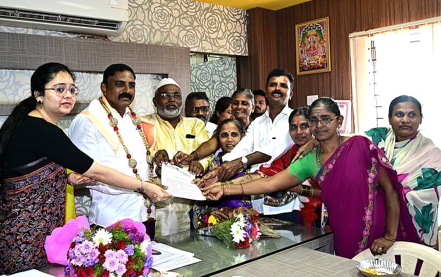 ಹುಬ್ಬಳ್ಳಿಯಲ್ಲಿನ ಕರ್ನಾಟಕ ಕೈಮಗ್ಗ ಅಭಿವೃದ್ಧಿ ನಿಗಮದ ಅಧ್ಯಕ್ಷ ಬಿ.ನಾಗೇಂದ್ರಕುಮಾರ್ ಅವರಿಗೆ ಗುರುವಾರ ನೇಕಾರರು ಮನವಿ ಸಲ್ಲಿಸಿದರು. ನಿಗಮದ ವ್ಯವಸ್ಥಾಪಕ ನಿರ್ದೇಶಕಿ ಗರಿಮಾ ಪನ್ವಾರ್ ಹಾಜರಿದ್ದರು