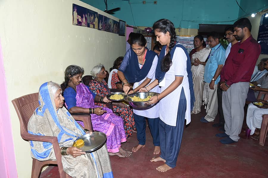 ಹಾವೇರಿ ನಾಗೇಂದ್ರನಮಟ್ಟಿ ಬಳಿಯ ಶಕ್ತಿಧಾಮ ವೃದ್ಧಾಶ್ರಮದ ವಾಸಿಗಳಿಗೆ ಜಿ.ಎಚ್‌. ಕಾಲೇಜು ವಿದ್ಯಾರ್ಥಿಗಳು ಗುರುವಾರ ಅಡುಗೆ ಬಡಿಸಿದರು