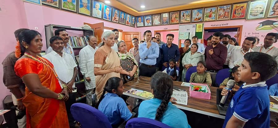 ಸಿರುಗುಪ್ಪ ತಾಲ್ಲೂಕಿನ ಬಾಗೇವಾಡಿ ಗ್ರಾಮದ ಅರಿವು ಕೇಂದ್ರಬಾಗೇವಾಡಿ ಗ್ರಾಮದ ಅರಿವು ಕೇಂದ್ರ, ಮತ್ತು ಗ್ರಾಮ ಪಂಚಾಯತಿ ಗ್ರಂಥಾಲಯ ಹಾಗೂ ಮಾಹಿತಿ ಕೇಂದ್ರಕ್ಕೆ ಗುರುವಾರ ಭೇಟಿ ನೀಡಿದ ಕೇಂದ್ರ ಸಚಿವೆ ನಿರ್ಮಲಾ ಸೀತಾರಾಮನ್ ವಿದ್ಯಾರ್ಥಿಗಳೊಂದಿಗೆ ಚರ್ಚಿಸಿದರು. 