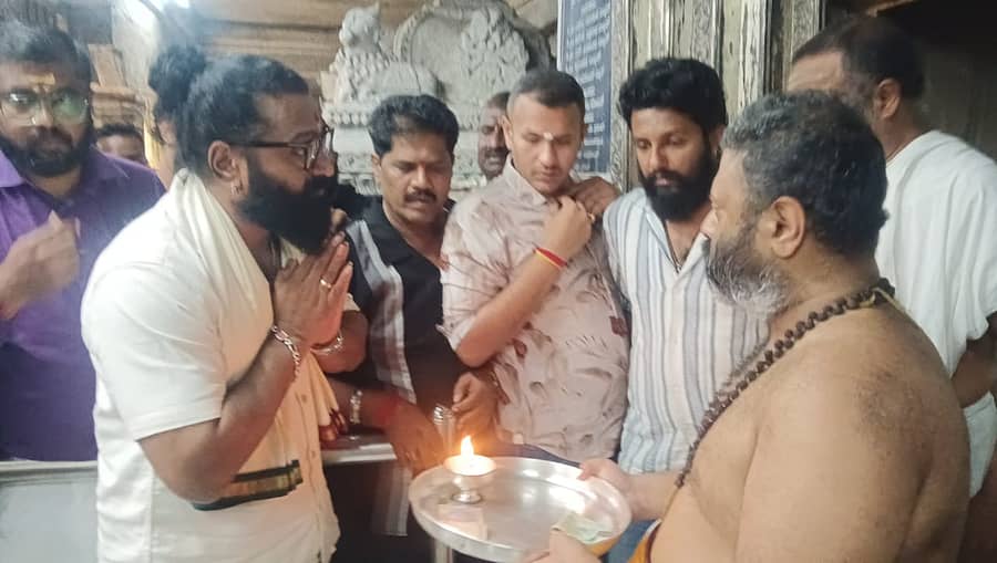 ನಂಜನಗೂಡಿನ ಶ್ರೀಕಂಠೇಶ್ವರ ಸ್ವಾಮಿ ದೇವಾಲಯಕ್ಕೆ ಗುರುವಾರ ಚಿತ್ರ ನಟ ರಿಷಬ್ ಶೆಟ್ಟಿ ಕಾಂತಾರ ಚಾಪ್ಟರ್ 1 ಚಲನಚಿತ್ರ ಯಶಸ್ವಿ ಪ್ರದರ್ಶನ ಕಾಣುತ್ತಿರುವ ಹಿನ್ನೆಲೆಯಲ್ಲಿ ಭೇಟಿ ನೀಡಿ ದೇವರ ದರ್ಶನ ಪಡೆದರು.