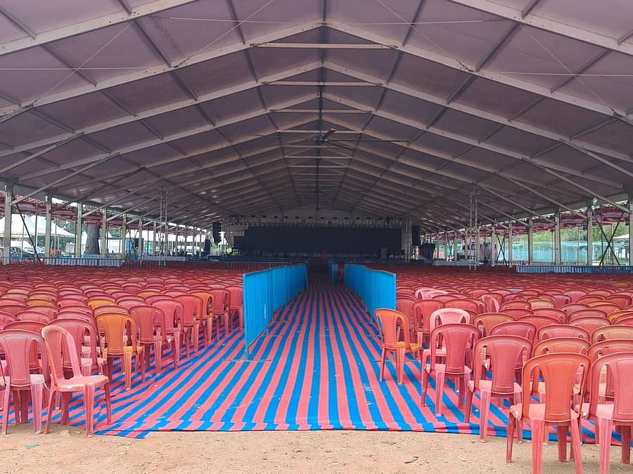 ಮೈಸೂರಿನ ಮಹಾರಾಜ ಕಾಲೇಜು ಮೈದಾನದಲ್ಲಿ ಉದ್ಯೋಗ ಮೇಳಕ್ಕಾಗಿ ವೇದಿಕೆ ಸಜ್ಜುಗೊಳಿಸಲಾಗಿದೆ