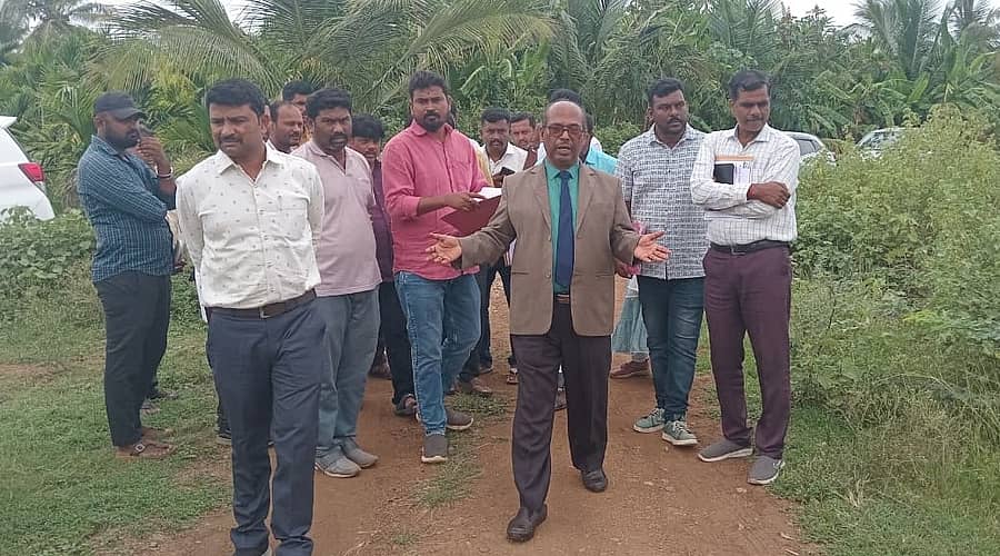 ಹಿರಿಯೂರು ತಾಲ್ಲೂಕಿನ ಜವನಗೊಂಡನಹಳ್ಳಿ ಗ್ರಾಮ ಪಂಚಾಯಿತಿಗೆ ಸೇರಿದ ಕಾಟನಾಯಕನಹಳ್ಳಿ ಗ್ರಾಮದ ಮೆಟ್ಲಿಂಗ್ ರಸ್ತೆ ಮತ್ತು ಸಿ.ಡಿ.ನಿರ್ಮಾಣ ಕಾಮಗಾರಿಯನ್ನು ಗುರುವಾರ ಸಾಮಾಜಿಕ ಪರಿಶೋಧನಾ ರಾಜ್ಯ ನಿರ್ದೇಶಕ ಮಲ್ಲಪ್ಪ ಪರಿಶೀಲಿಸಿದರು 