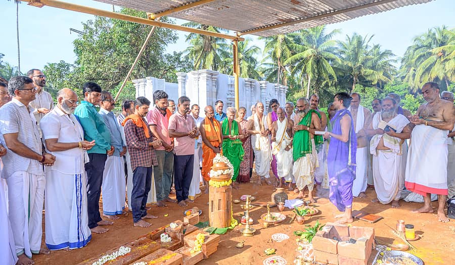 ಪಡುಬಿದ್ರಿ ಶ್ರೀಮಹಾಲಿಂಗೇಶ್ವರ ಮಹಾಗಣಪತಿ ದೇವಸ್ಥಾನದಲ್ಲಿ ಈಶ್ವರ ದೇವರ ಗರ್ಭಗುಡಿಯ ಚಾವಣಿ ನಿರ್ಮಾಣ ಕಾರ್ಯಗಳಿಗೆ ಗುರುವಾರ ಚಾಲನೆ ನೀಡಲಾಯಿತು