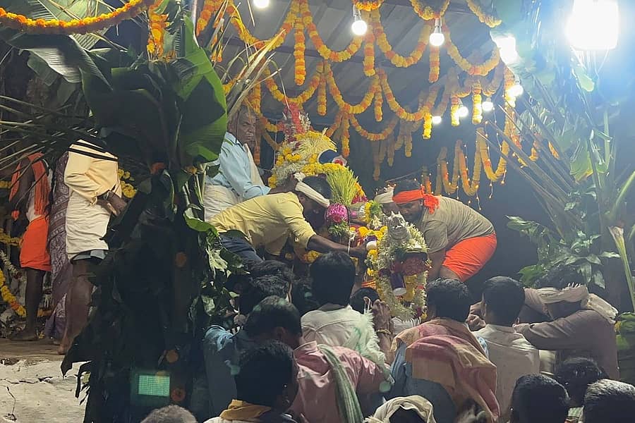 ದುರ್ಗಾದೇವಿ ಮತ್ತು ಮರಿಯಮ್ಮ ದೇವತೆಗಳಿಗೆ ಆಲಂಕಾರ ಮಾಡಿರುವುದು