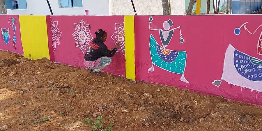 ಬಿ.ವಿ. ಹಟ್ಟಿ ಸರ್ಕಾರಿ ಕಿರಿಯ ಪ್ರಾಥಮಿಕ ಶಾಲೆ ಕಾಂಪೌಂಡ್ ಮೇಲೆ ಚಿತ್ರಗಳನ್ನು ಬಿಡಿಸುತ್ತಿರುವುದು.