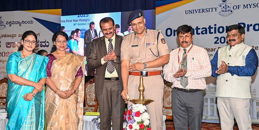 ಮೈಸೂರಿನ ಸೆನೆಟ್‌ ಭವನದಲ್ಲಿ ಮೈಸೂರು ವಿಶ್ವವಿದ್ಯಾಲಯವು ಗುರುವಾರ ಆಯೋಜಿಸಿದ್ದ ಪ್ರಥಮ ವರ್ಷದ ಸ್ನಾತಕೋತ್ತರ ವಿದ್ಯಾರ್ಥಿಗಳಿಗೆ ಅಭಿವಿನ್ಯಾಸ ಕಾರ್ಯಕ್ರಮ ಎಸ್.ಎಲ್.ಚನ್ನಬಸವಣ್ಣ ಉದ್ಘಾಟಿಸಿದರು –ಪ್ರಜಾವಾಣಿ ಚಿತ್ರ