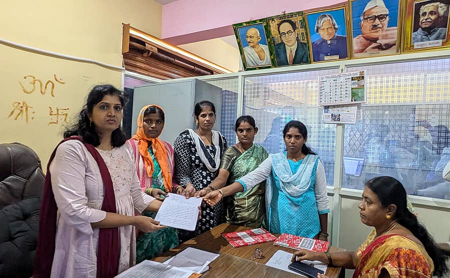 ಶಿಡ್ಲಘಟ್ಟ ತಾಲ್ಲೂಕಿನ ರಾಮಲಿಂಗಾಪುರ ಗ್ರಾಮಸ್ಥರು ಸಿಡಿಪಿಒ ವಿದ್ಯಾ ವಸ್ತ್ರದ್ ಅವರಿಗೆ ಮನವಿ ಸಲ್ಲಿಸಿದರು