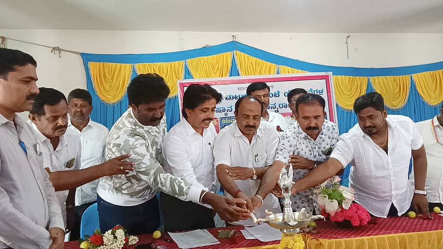 ನುಗ್ಗೇಹಳ್ಳಿ ಹೋಬಳಿ ಕೇಂದ್ರದ ವೀರಶೈವ ಭವನದಲ್ಲಿ ಗ್ಯಾರಂಟಿ ಯೋಜನಾ ಸಮಿತಿ ಹೋಬಳಿ ಮಟ್ಟದ ಜನಸ್ಪಂದನ ಸಭೆಯನ್ನು ಗ್ಯಾರಂಟಿ ಯೋಜನಾ ಸಮಿತಿ ಅಧ್ಯಕ್ಷ ಎಲ್‌.ಪಿ. ಪ್ರಕಾಶ್ ಗೌಡ ಉದ್ಘಾಟಿಸಿದರು 