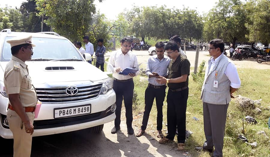 ಯಾದಗಿರಿ ನಗರದಲ್ಲಿ ಬೇರೆ ರಾಜ್ಯದ ನೊಂದಣಿ ವಾಹನಗಳನ್ನು ತಡೆದು ದಾಖಲಾತಿಗಳನ್ನು ಧಾರವಾಡ ಅಪರ್ ಪ್ರಾದೇಶಿಕ ಆಯುಕ್ತರಾದ ಕೆ.ಟಿ ಹಾಲಸ್ವಾಮಿ ಹಾಗೂ ಅಧಿಕಾರಿಗಳು ಪರಿಶೀಲಿಸಿದರು.