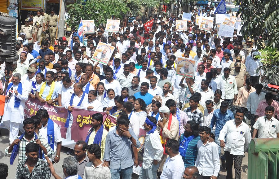 <div class="paragraphs"><p>ವಿಜಯಪುರ ಬಂದ್ ಹಿನ್ನೆಲೆಯಲ್ಲಿ ಗುರುವಾರ ದಲಿತ, ಅಲ್ಪಸಂಖ್ಯಾತ, ಹಿಂದುಳಿದ ಸಂಘಟನೆಗಳ ಒಕ್ಕೂಟದಿಂದ ಬೃಹತ್ ಪ್ರತಿಭಟನಾ ಜಾಥಾ ನಡೆಯಿತು </p></div>