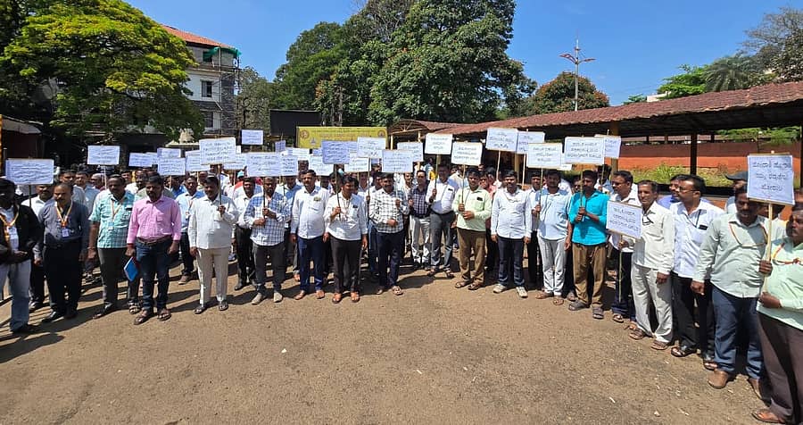 ಬೆಳಗಾವಿ ಜಿಲ್ಲಾಧಿಕಾರಿ ಕಚೇರಿ ಎದುರು ಕರ್ನಾಟಕ ರಾಜ್ಯ ಪಂಚಾಯಿತಿ ಅಭಿವೃದ್ಧಿ ಅಧಿಕಾರಿಗಳ ಕ್ಷೇಮಾಭಿವೃದ್ಧಿ ಸಂಘದವರು ಗುರುವಾರ ಪ್ರತಿಭಟನೆ ನಡೆಸಿದರು
