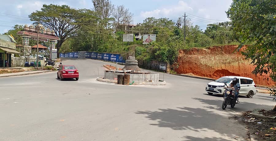 ಶೃಂಗೇರಿಯ ರಾಷ್ಟ್ರೀಯ ಹೆದ್ದಾರಿ–169ರ ಸ್ವಾಗತ ಮಂಟಪದ ಸಮೀಪ ವೃತ್ತದಲ್ಲಿ ಕಾಮಗಾರಿ ಅರ್ಧಕ್ಕೆ ನಿಂತಿದೆ 