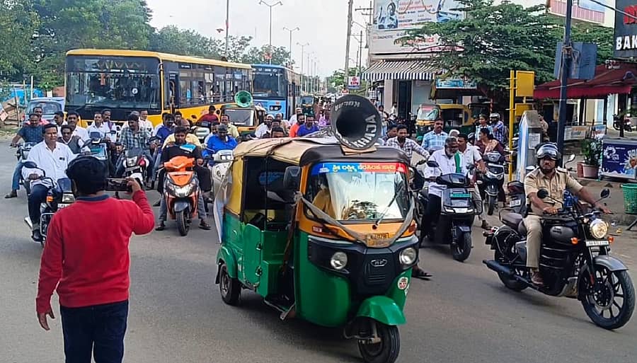 ಕೋಲಾರದಲ್ಲಿ ಬಂದ್ಗೆ ಪೂರ್ವಭಾವಿಯಾಗಿ ಜನರಲ್ಲಿ ಜಾಗೃತಿ ಮೂಡಿಸಲು ಮುಖಂಡರು ಗುರುವಾರ ಬೈಕ್ ರ್ಯಾಲಿ ನಡೆಸಿದರು
