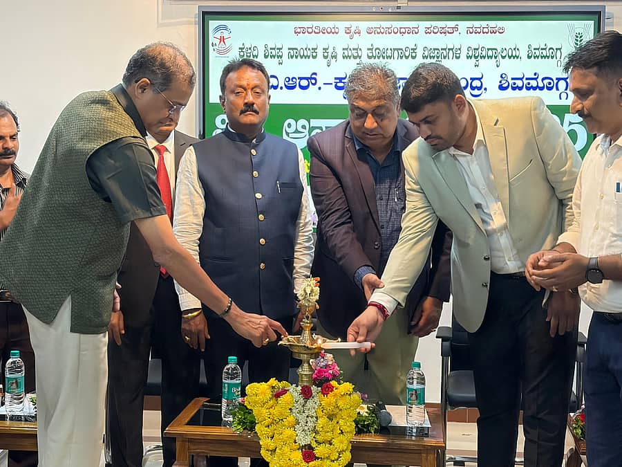 ಶಿವಮೊಗ್ಗದಲ್ಲಿ ‘ಕೃಷಿ ಯಾನ- ಪ್ರವಾಸೋದ್ಯಮ ಕೇಂದ್ರ’ ಹಾಗೂ ‘ಸಹ್ಯಾದ್ರಿ ಆಹಾರೋತ್ಪನ್ನಗಳ ಮಾರಾಟ ಮಳಿಗೆ’ಯನ್ನು ಪ್ರೊ.ವಿ. ವೆಂಕಟ ಸುಬ್ರಮಣಿಯನ್ ಗುರುವಾರ ಉದ್ಘಾಟಿಸಿದರು