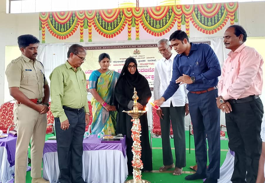 <div class="paragraphs"><p>ಯಾದಗಿರಿ ನಗರದಲ್ಲಿ ನಡೆದ ಯುವಜನೋತ್ಸವ ಕಾರ್ಯಕ್ರಮವನ್ನು ಜಿಲ್ಲಾಧಿಕಾರಿ ಹರ್ಷಲ್ ಬೋಯರ್ ಉದ್ಘಾಟಿಸಿದರು.</p></div>