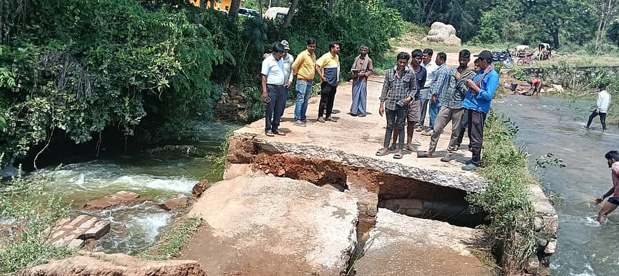 ತಿ.ನರಸೀಪುರ ತಾಲ್ಲೂಕಿನ ಬನ್ನೂರು ಸಮೀಪದ ಹೆಗ್ಗೆರೆ ಕೋಡಿ ಒಡೆದು ರಸ್ತೆ ಬಿರುಕು ಬಿಟ್ಟಿರುವುದನ್ನು ನೀರಾವರಿ ಅಧಿಕಾರಿಗಳು ಪರಿಶೀಲಿಸಿದರು