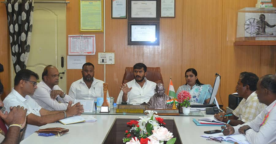 ಹುಣಸೂರು ನಗರಸಭೆಯಲ್ಲಿ ನಡೆದ ವಿಶೇಷ ಸಭೆಯಲ್ಲಿ ಶಾಸಕ ಜಿ.ಡಿ.ಹರೀಶ್‌ ಗೌಡ ಅವರು ನಗರಸಭೆ ಅಧ್ಯಕ್ಷ ಮಲ್ಲಿಕ್‌ ಪಾಶಾ ನಗರಸಭೆ ಸದಸ್ಯರೊಂದಿಗೆ ಗುರುವಾರ ಸಭೆ ನಡೆಸಿದರು 