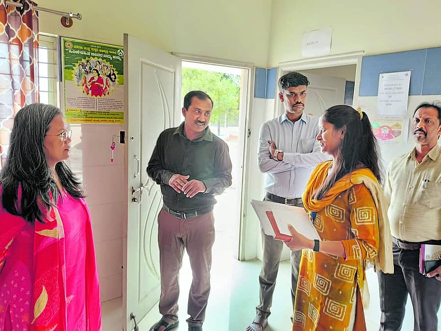 <div class="paragraphs"><p>ಮಹಿಳಾ ಮತ್ತು ಮಕ್ಕಳ ಕಲ್ಯಾಣ ಇಲಾಖೆ ಹಾಗೂ ಸಖಿ ಕೇಂದ್ರದ ಸಿಬ್ಬಂದಿಯಿಂದ ಮಾಹಿತಿ ಪಡೆಯುತ್ತಿರುವ ರಾಷ್ಟ್ರೀಯ ಮಹಿಳಾ ಆಯೋಗದ ಸದಸ್ಯೆ ಡೆಲಿನಾ ಖೋಂಗ್ಡಪ್</p></div>