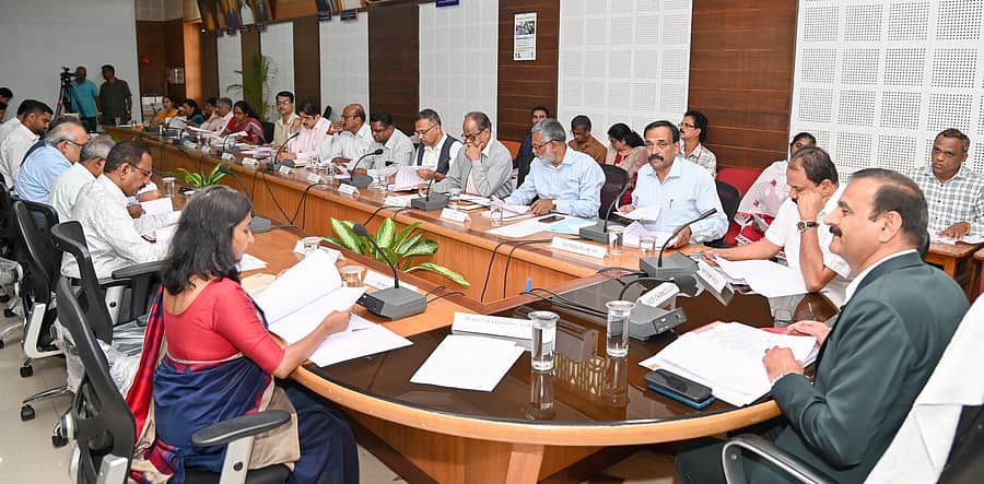 ಮೈಸೂರು ವಿ.ವಿ ಕ್ರಾಫರ್ಡ್ ಭವನದಲ್ಲಿ ಬುಧವಾರ ಶಿಕ್ಷಣ ಮಂಡಳಿ ಸಭೆಯಲ್ಲಿ ಕುಲಪತಿ ಪ್ರೊ.ಎನ್.ಕೆ.ಲೋಕನಾಥ್‌ ಮಾತನಾಡಿದರು. ಹಣಕಾಸು ಅಧಿಕಾರಿ ರೇಖಾ, ವಿಧಾನ ಪರಿಷತ್‌ ಸದಸ್ಯ ವಿವೇಕಾನಂದ, ಕುಲಸಚಿವ ನಾಗರಾಜು ಪಾಲ್ಗೊಂಡಿದ್ದರು– ಪ್ರಜಾವಾಣಿ ಚಿತ್ರ