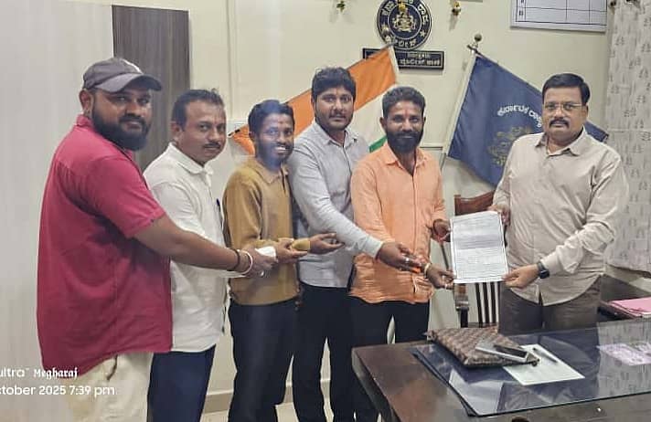 ಹಿಂದೂ ದೇವತೆಗಳ ಚಿತ್ರಗಳುಳ್ಳ ಪಟಾಕಿಗಳ ಮಾರಾಟ ನಿಷೇಧ ಮಾಡುವಂತೆ ಆಗ್ರಹಿಸಿ ಹಿಂದೂ ಜನಜಾಗೃತಿ ಸಮಿತಿಯ ಸದಸ್ಯರು ರಾಯಬಾಗ ಪೊಲೀಸ್ ಠಾಣೆಯಲ್ಲಿ ಸಿಪಿಐ ಬಿ.ಎಸ್. ಮಂಟೂರ ಅವರಿಗೆ ಮನವಿ ಸಲ್ಲಿಸಿದರು 