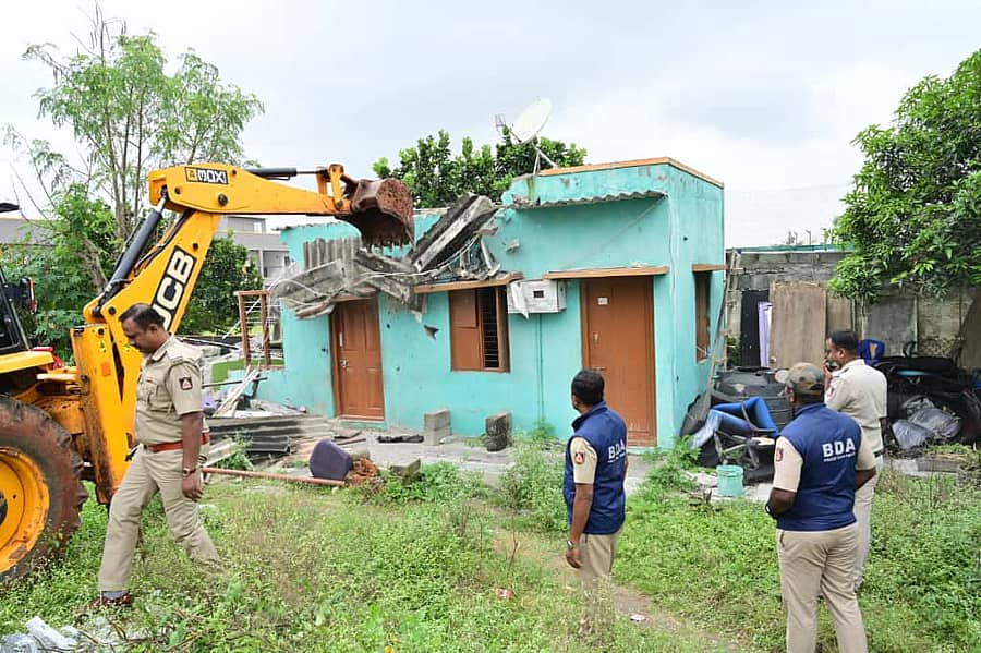 ಅಕ್ರಮವಾಗಿ ನಿರ್ಮಿಸಿದ್ದ ಶೆಡ್ಗಳನ್ನು ಜೆಸಿಬಿ ಮೂಲಕ ತೆರವುಗೊಳಿಸಲಾಯಿತು.